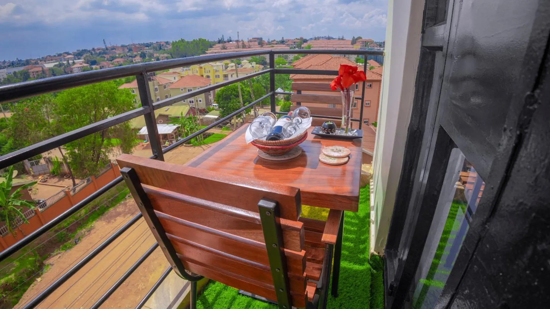 Tranquil - 2 Bedroom Spacious Condo With Wifi, 20 Mins From Kampala Center